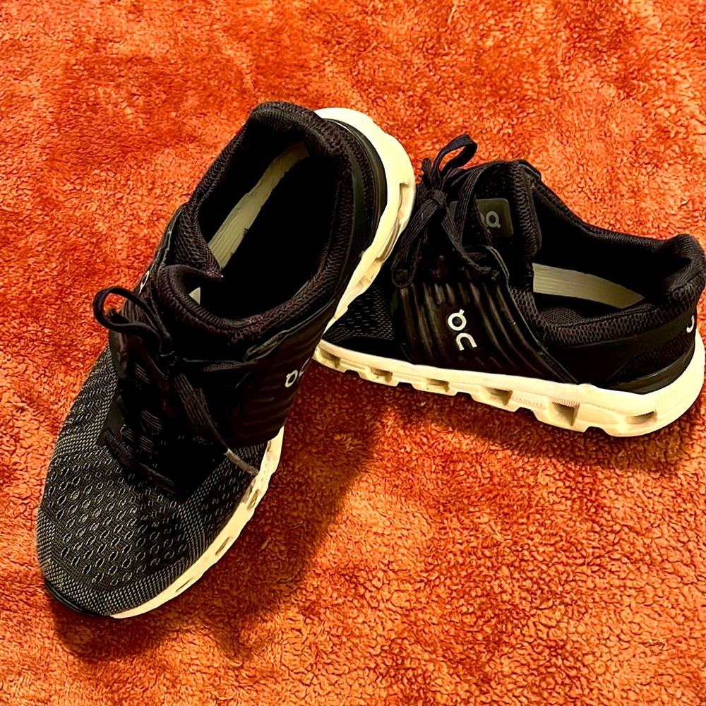 On cloud running shoes. Still has alot of wear. Black with white.